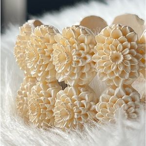 🤍 Faux Coral Flower Hinged Bracelet 🤍